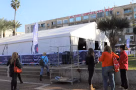 Người dân chờ tiêm vắcxin tại khu vực quảng trường Rabin, thành phố Tel Aviv. (Ảnh: Vũ Hội/TTXVN)