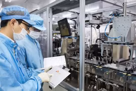 Dây chuyền sản xuất pin xe điện của SK Innovation. (Ảnh: Reuters)