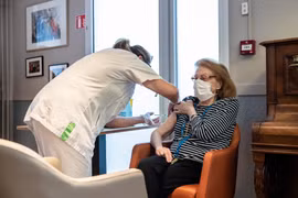 Nhân viên y tế tiêm vắcxin phòng COVID-19 cho người dân. (Ảnh: THX/TTXVN)