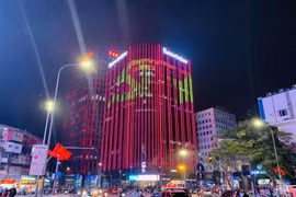 Thủ đô Hà Nội lung linh ánh đèn chào mừng Đại hội XIII