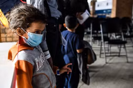Trẻ em di cư tại một trạm xe buýt ở biên giới Mỹ-Mexico. (Ảnh: AFP/TTXVN)