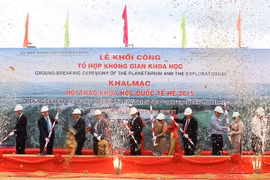 Phó Thủ tướng Vũ Đức Đam và các đại biểu khởi công Tổ hợp không gian khoa học. (Ảnh: Hoàng Kha/TTXVN)