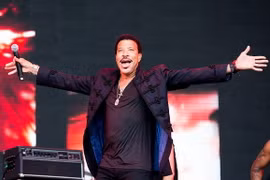 Nam ca sỹ Lionel Richie trong một màn trình diễn tại Đại nhạc hội mùa Hè Glastonbury. (Nguồn: dailymail.co.uk)