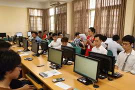Thí sinh thi đánh giá năng lực tại Trường Đại học Ngoại ngữ (Đại học Quốc gia Hà Nội). (Ảnh: Quý Trung/TTXVN)