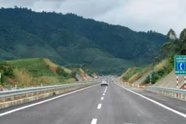 Phương tiện lưu thông trên một đoạn tuyến cao tốc sắp đưa vào khai thác. (Ảnh: Việt Hùng/Vietnam+)