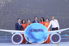 Đại diện các đơn vị thực hiện nghi thức nhấn nút phát động “Tháng hành động vì bình đẳng giới và phòng ngừa, ứng phó với bạo lực trên cơ sở giới năm 2023”. (Ảnh: PV/Vietnam+)