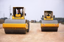Tại các dự án cao tốc Bắc-Nam, nhiều công nhân vẫn miệt mài làm việc xuyên Tết để đẩy nhanh tiến độ dự án. (Ảnh: Việt Hùng/Vietnam+)