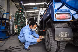 Nhân viên đăng kiểm thực hiện quy trình kiểm định xe tải. (Ảnh: Hoài Nam/Vietnam+)