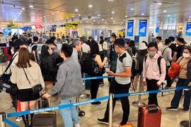 Cảng hàng không quốc tế Nội Bài và Tân Sơn Nhất đông nghịt hành khách bay trong ngày mùng 5 Tết. (Ảnh: CTV/Vietnam+)