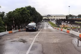 Học viên học lái xe trong sa hình tại một cơ sở đào tạo lái xe của Hà Nội. (Ảnh: Việt Hùng/Vietnam+)
