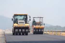 Nhà thầu thi công thảm mặt đường dự án cao tốc Bắc-Nam phía Đông. (Ảnh: Việt Hùng/Vietnam+)