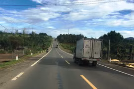 Phương tiện lưu thông trên một đoạn tuyến đường Hồ Chí Minh qua khu vực Tây Nguyên. (Ảnh: Việt Hùng/Vietnam+)