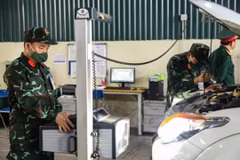 Các kiểm định viên quân sự đã sẵn sàng hỗ trợ cho công tác đăng kiểm xe cơ giới tại Hà Nội. (Ảnh: Hoài Nam/Vietnam+)