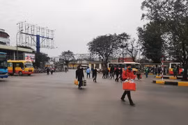 Thưa thớt hành khách vào Bến xe Giáp Bát để về quê. (Ảnh: Việt Hùng/Vietnam+)