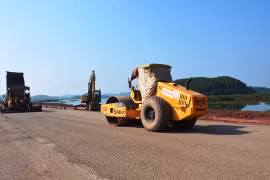 Nhà thầu thi công một đoạn tuyến Dự án Cao tốc Bắc-Nam phía Đông giai đoạn 2021-2025. (Ảnh: Việt Hùng/Vietnam+)
