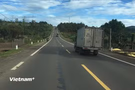Phương tiện lưu thông trên đoạn tuyến đường Hồ Chí Minh qua khu vực Tây Nguyên. (Ảnh: Việt Hùng/Vietnam+)