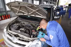 Nhân viên đăng kiểm thực hiện quy trình kiểm định xe cơ giới. (Ảnh: Minh Hiếu/Vietnam+)