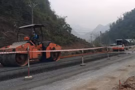 Nhà thầu thi công một dự án đường Quốc lộ. (Ảnh: Việt Hùng/Vietnam+)