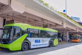 Xe buýt điện phục vụ hành khách nối chuyến tại Cảng hàng không quốc tế Nội Bài. (Ảnh: PV/Vietnam+)