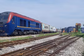 Một đoàn tàu vận chuyển hàng được đóng trong container tại ga Yên Viên. (Ảnh: PV/Vietnam+)