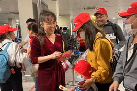 Tổng giám đốc Vietjet Nguyễn Thị Phương Thảo bất ngờ xuất hiện tại sân bay, gửi lời chúc và các phần quà ý nghĩa đến công nhân, người lao động khó khăn. (Ảnh: CTV/Vietnam+)