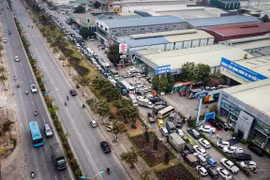 Nhiều trung tâm đăng kiểm tại Hà Nội đang quá tải và ùn tắc lượng phương tiện đến kiểm định. (Ảnh: Hoài Nam/Vietnam+)