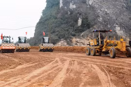 Nhà thầu triển khai thi công một đoạn tuyến cao tốc Bắc-Nam giai đoạn 2021-202. (Ảnh: Việt Hùng/Vietnam+)