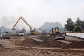 Nhà thầu thi công nền đường cao tốc Bắc-Nam. (Ảnh: Việt Hùng/Vietnam+)