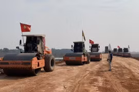 Nhà thầu triển khai máy móc thi công một đoạn tuyến cao tốc. (Ảnh: Việt Hùng/Vietnam+)