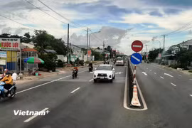 Phương tiện lưu thông trên đoạn tuyến Quốc lộ 91. (Ảnh: Việt Hùng/Vietnam+)