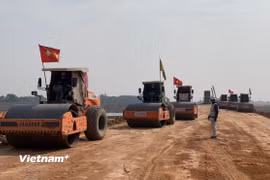 Nhà thầu thi công nền đường một dự án đường bộ cao tốc. (Ảnh: Việt Hùng/Vietnam+)
