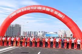 Thủ tướng Chính phủ Phạm Minh Chính và các lãnh đạo Ủy ban Nhân dân thành phố Hà Nội cắt băng khánh thành Cầu Vĩnh Tuy giai đoạn 2. (Ảnh: Việt Hùng/Vietnam+)