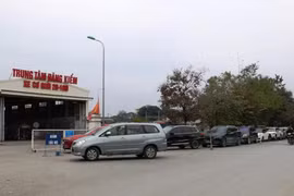 Xe ôtô nối đuôi xếp hàng dài chờ vào đăng kiểm. (Ảnh: Minh Hiếu/Vietnam+)