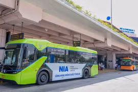 Xe buýt điện được Cảng hàng không quốc tế Nội Bài đưa vào khai thác nhằm phục vụ hành khách nối chuyến giữa 2 nhà ga hành khách. (Ảnh: PV/Vietnam+)