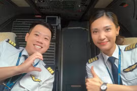 Chị Nguyễn Thị Ngọc Bích, nữ Cơ trưởng máy bay A321 của Đoàn bay 919 (Vietnam Airlines) bên cạnh một đồng nghiệp nam. (Ảnh: CTV/Vietnam+)