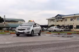 Học viên thi sát hạch lái xe trong sa hình tại một trung tâm đào tạo, sát hạch lái xe của Hà Nội. (Ảnh: Việt Hùng/Vietnam+)