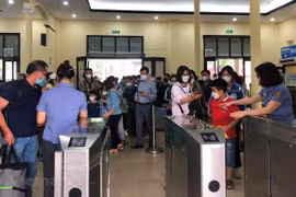 Hành khách đi tàu tại ga Hà Nội. (Ảnh: Việt Hùng/Vietnam+)