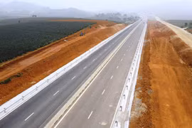 Một đoạn tuyến cao tốc Bắc-Nam đang được hoàn thiện các hạng mục cuối để khánh thành. (Ảnh: CTV/Vietnam+)