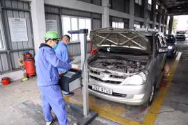 Nhân viên đăng kiểm tiến hành quy trình kiểm định xe cơ giới. (Ảnh: Minh Hiếu/Vietnam+)