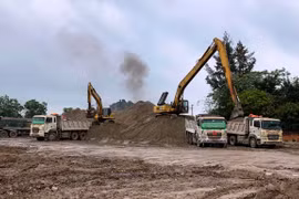 Các dự án đường cao tốc khu vực Đồng bằng sông Cửu Long đều thiếu nguồn vật liệu cát đắp nền đường. (Ảnh: Việt Hùng/Vietnam+)