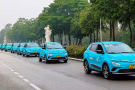 Xe ôtô điện VF e34 và VF 8 của hãng taxi điện đầu tiên tại Việt Nam. (Ảnh: Việt Hùng/Vietnam+)