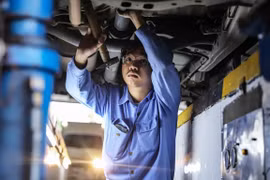 Nhân viên đăng kiểm tiến hành quy trình kiểm định xe cơ giới. (Ảnh: Hoài Nam/Vietnam+)