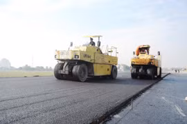 Nhà thầu thi công một đoạn tuyến Cao tốc Bắc-Nam. (Ảnh: Việt Hùng/Vietnam+)