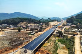 Nhà thầu thi công một hạng mục cao tốc Bắc-Nam phía Đông giai đoạn 2017-2020. (Ảnh: Tuấn Anh/TTXVN)