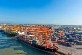 Bốc xếp dỡ hàng hóa container tại một cảng biển. (Ảnh: CTV/Vietnam+)