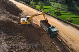 Nhà thầu thi công một dự án cải tạo, nâng cấp đoạn tuyến Quốc lộ. (Ảnh: Việt Hùng/Vietnam+)