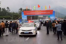 Những chiếc xe đầu tiên lăn bánh trên tuyến cao tốc Cam Lộ-La Sơn. (Ảnh: Đỗ Trưởng/TTXVN)