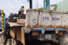 TP.HCM: Xe tải đi sai làn, làm sập một góc trạm thu phí