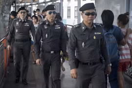 Binh sỹ Thái Lan đi tuần tại Đài kỷ niệm Chiến thắng ở Bangkok. (Ảnh: AFP/TTXVN)