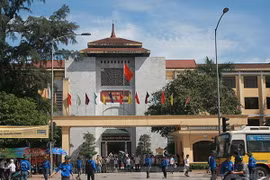 Sinh viên tình nguyện tham gia phân luồng giao thông tại cổng Trường Đại học Khoa học Tự nhiên thuộc Đại học Quốc gia Hà Nội. (Nguồn: vnu.edu.vn)